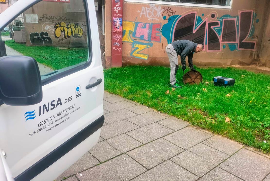 INSA des – Expertos en Control de Plagas Coruña Furgoneta de INSA des realizando servicio de control de plagas y desratización en A Coruña
