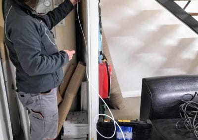 Técnico inyectando el producto