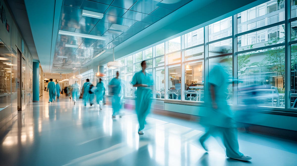 Pasillo de hospital en Galicia con personal sanitario, asociado a servicios de limpieza hospitalaria de INSA des