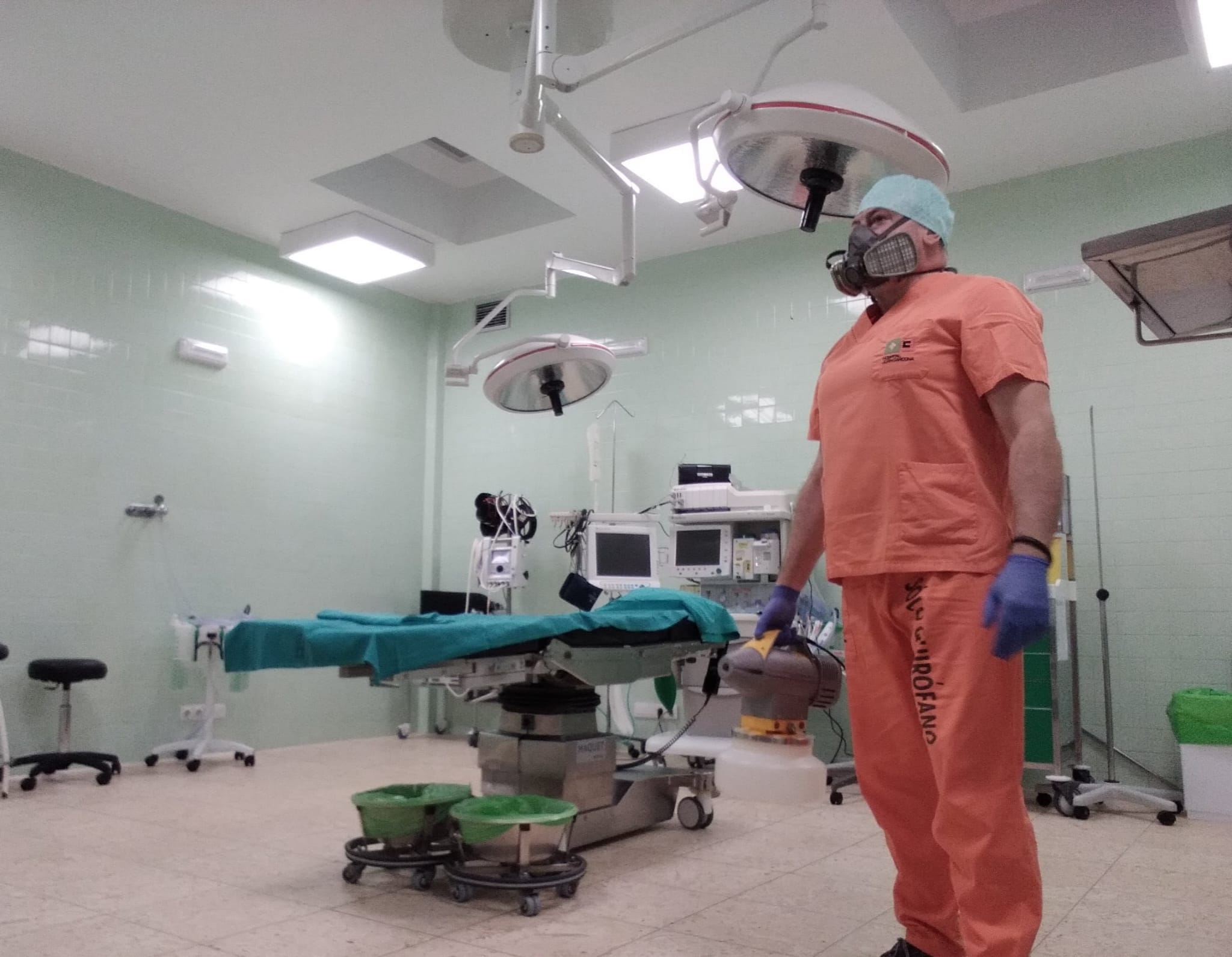Técnico de INSA des nebulizando un quirófano en un hospital gallego