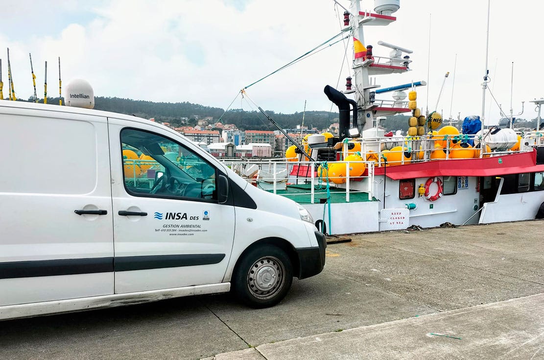 Control de plagas en barcos de pesca profesional Técnico de INSA des realizando control de plagas profesional en un buque pesquero atracado en puerto.