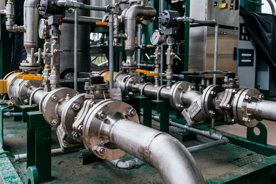 Instalación industrial de tuberías y válvulas en acero inoxidable Instalación de tuberías y válvulas industriales en planta para limpieza química industrial en Pontevedra